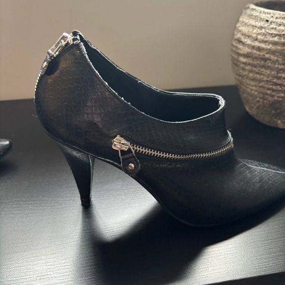 XOXO Black Textured Women's Heels with zippers - Picture 1 of 10